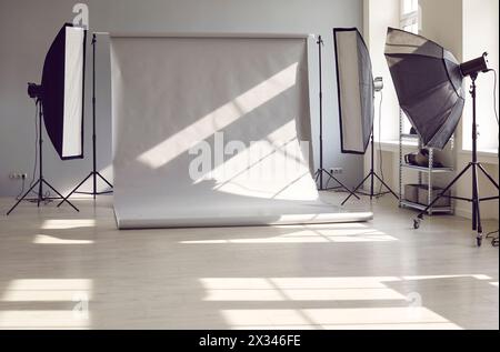 Interno di un moderno studio fotografico vuoto con apparecchiature di illuminazione professionali. Foto Stock