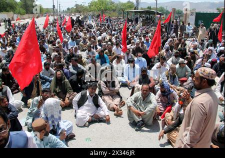 I membri della Federazione laburista del Balochistan stanno organizzando una manifestazione di protesta contro il mancato pagamento dei loro stipendi, a Edhi Chowk a Quetta mercoledì 24 aprile 2024. Foto Stock