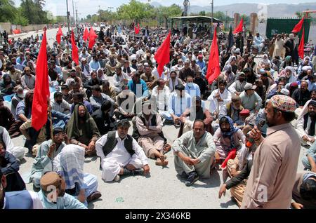 I membri della Federazione laburista del Balochistan stanno organizzando una manifestazione di protesta contro il mancato pagamento dei loro stipendi, a Edhi Chowk a Quetta mercoledì 24 aprile 2024. Foto Stock