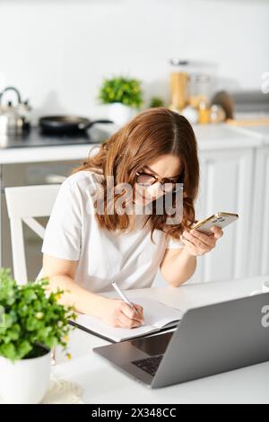 Donna di mezza età che lavora con un notebook a casa. Foto Stock