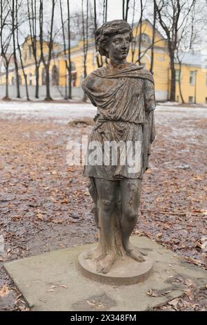 scultura a tutta lunghezza di giovani uomini in un'antica tunica nel parco invernale Foto Stock