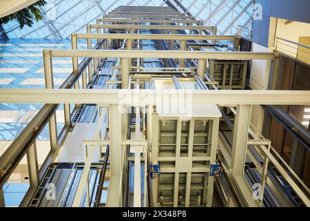 RUSSIA, KRASNOGORSK - 12 dicembre 2014: Cabina ascensore all'interno dell'albero in costruzione del governo della Casa dell'Oblast' di Mosca. La costruzione di House era una starte Foto Stock