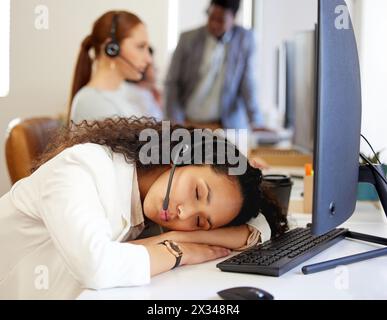 Addormentato, stanco e donna nel call center con stress, stanco o esaurimento per errore del servizio clienti. Consulenza in materia di affaticamento, telemarketing e vendite Foto Stock