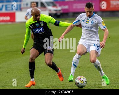 Non esclusivo: KIEV, UCRAINA - 21 APRILE 2024 - il centrocampista Vladyslav Kabaiev della (R) FC Dynamo Kiev è visto in azione con un giocatore del FC Polissya Zhyt Foto Stock