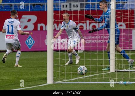 Non esclusiva: KIEV, UCRAINA - 21 APRILE 2024 - l'attaccante Vladyslav Vanat (L) e il centrocampista Vitalii Buialskii della Dinamo Kiev festeggiano un gol durante Foto Stock