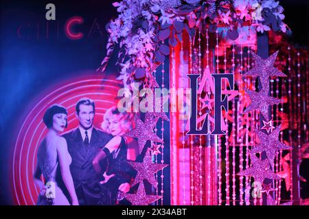 MOSCA - APR 26, 2015: Poster con i personaggi del musical Chicago in Chicago interno karaoke club sulla rivista lucida LF City party Foto Stock