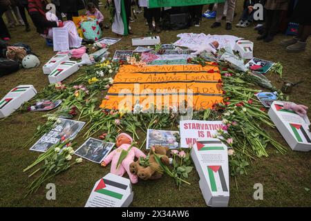 Westminster, Londra, Regno Unito. 24 aprile 2024. Bambole e piccole bare di cartone sono usate per simboleggiare i bambini morti. La gente partecipa a una veglia per la Palestina nella Piazza del Parlamento. Un elenco di bambini morti nel conflitto israelo-Hamas viene letto nell'evento altrimenti silenzioso. Crediti: Imageplotter/Alamy Live News Foto Stock