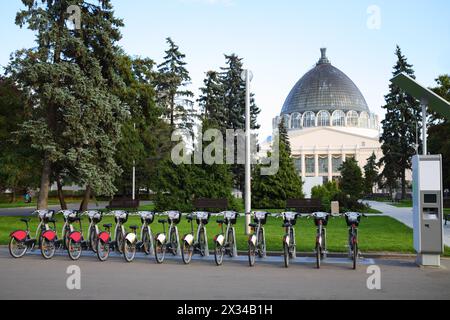 Noleggio biciclette e terminale di pagamento VDNKh a Mosca, Russia Foto Stock