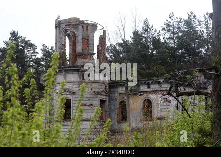 Non esclusiva: REGIONE DI ZHYTOMYR, UCRAINA - 23 APRILE 2024 - le rovine del palazzo del XX secolo della famiglia Tereshchenko sono raffigurate sull'esterno Foto Stock