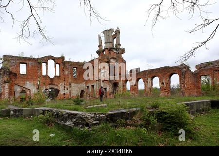 Non esclusiva: REGIONE DI ZHYTOMYR, UCRAINA - 23 APRILE 2024 - le rovine del palazzo del XX secolo della famiglia Tereshchenko sono raffigurate sull'esterno Foto Stock