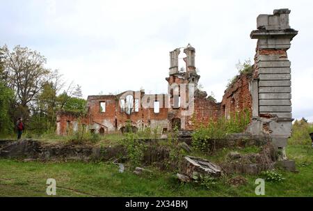 Non esclusiva: REGIONE DI ZHYTOMYR, UCRAINA - 23 APRILE 2024 - le rovine del palazzo del XX secolo della famiglia Tereshchenko sono raffigurate sull'esterno Foto Stock