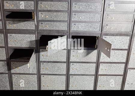 Set di scatole in metallo numerate con sportelli con due serrature. Foto Stock