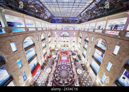 MOSCA, RUSSIA - 22 giugno 2015: Atrio principale del negozio centrale per bambini in piazza Lubyanka. Questo negozio è il più grande negozio per bambini in Russia, era operativo Foto Stock