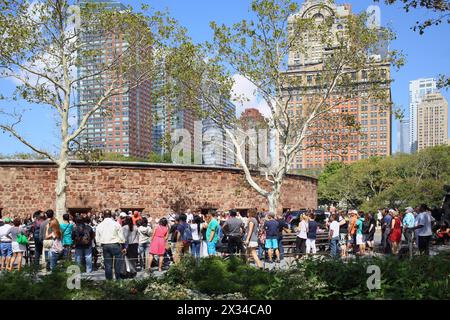 NEW YORK, Stati Uniti - 07 settembre 2014: Una folla di persone vicino al National Monument Castle Clinton a Battery Park Foto Stock