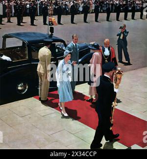 La Principessa Elizabeth viene accolta dal sindaco di Nairobi durante il suo tour in Australia, con una sosta in Kenya, in questa fotografia del febbraio 1952. Fu durante questa visita che suo padre, re Giorgio vi, morì nel sonno, spingendo Elisabetta a tornare nel Regno Unito come nuova regina. Foto Stock