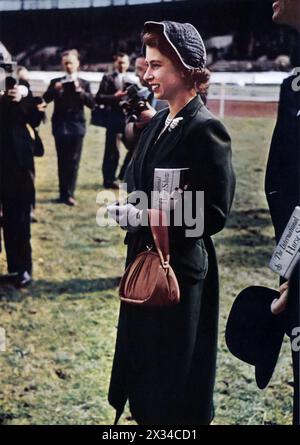 La principessa Elisabetta viene mostrata all'International Horse Show al White City Stadium di Londra, in una fotografia del 1951. Appassionata ammiratrice di cavalli, Elizabeth ha spesso partecipato a spettacoli ippici per tutta la sua vita. Il White City Stadium, originariamente costruito per le Olimpiadi del 1908, ha avuto una storia significativa nell'industria dei levrieri prima di ospitare eventi come questo spettacolo ippico. In seguito è diventata una delle sedi per la Coppa del mondo di calcio 1966. Foto Stock