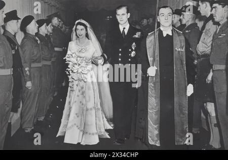 Una fotografia della principessa Elisabetta e Filippo, il duca di Edimburgo, il giorno del loro matrimonio. Sono mostrati lasciare l'Abbazia di Westminster poco dopo la cerimonia, datata 20 novembre 1947. Dopo il loro fidanzamento a luglio, hanno rapidamente legato il nodo 4 mesi dopo, e hanno accolto il loro primogenito, Charles nel novembre 1948. Questo segnò una nuova era per la monarchia britannica. Foto Stock