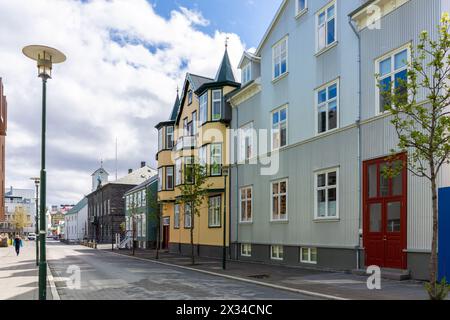 Edifici residenziali islandesi tradizionali con tetti a timpano, serramenti bianchi, rivestiti in lamiere ondulate in piazza Austurvollur a Reykjav Foto Stock