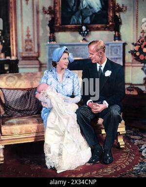 La principessa Elisabetta e Filippo, il duca di Edimburgo, sono raffigurati con la loro neonata figlia, la principessa Anna, nella sala da disegno di Buckingham Palace prima del suo battesimo, datata ottobre 1950. Questo ritratto di famiglia cattura un momento significativo nella vita della famiglia reale, celebrando l'arrivo del loro secondo figlio. Foto Stock