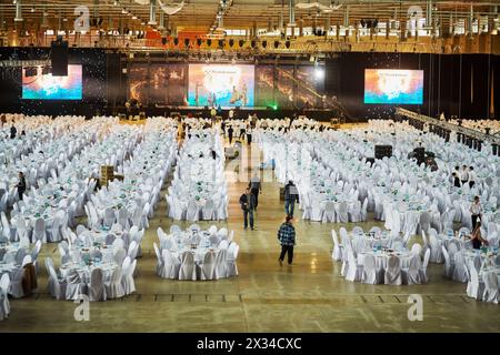 MOSCA, RUSSIA - 20 dicembre 2014: Grande sala con tavoli serviti e palcoscenico durante la preparazione alla mostra di Capodanno alla mostra VDNKH. Foto Stock