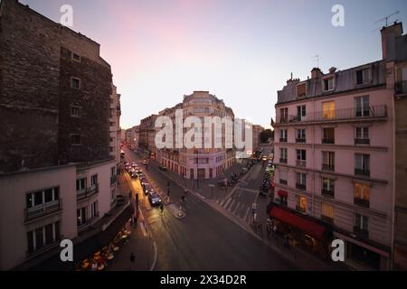 PARIGI, FRANCIA - settembre 09, 2014: La vista dalla finestra su Rue la Fayette a Parigi la sera, vista dall'alto Foto Stock