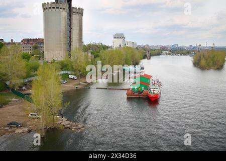 Molo e navi, impiantati a riva in un giorno nuvoloso sul fiume Volga a Samara, Russia Foto Stock