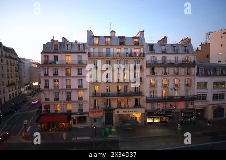PARIGI, FRANCIA - settembre 09, 2014: La vista dall'edificio in Rue la Fayette a Parigi in serata Foto Stock