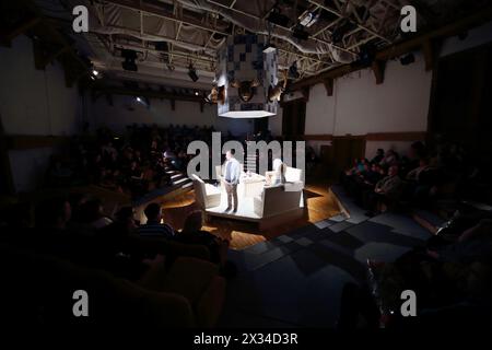 MOSCA, RUSSIA - 16 MAGGIO 2015: Esibizione al teatro Sphere Moscow Drama il giorno dell'anteprima mediatica di Trasformandosi in Listening Ear After Novel di A.P. Foto Stock