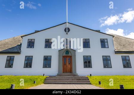 Il Gabinetto d'Islanda e l'edificio dell'ufficio del primo Ministro a Reykjavik, Islanda, punto di vista simmetrico. Foto Stock