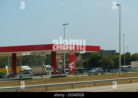 Barcellona, Spagna - 24 maggio 2023: Una stazione di servizio CEPSA si trova sul lato di una strada trafficata, con le auto che si riforniscono e passano durante i loro viaggi. La statio Foto Stock