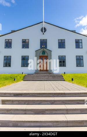 Il Gabinetto d'Islanda e l'edificio dell'ufficio del primo Ministro a Reykjavik, Islanda, punto di vista simmetrico. Foto Stock