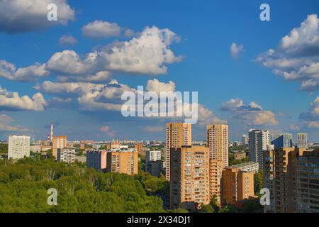 Prospettiva urbana, viste dell'area residenziale di Mosca, serata estiva. Foto Stock