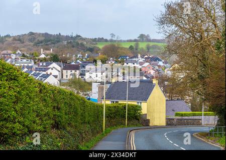 Una vista dalla collina di Saint Brides nel villaggio di Saundersfoot, Galles, in una luminosa giornata primaverile Foto Stock