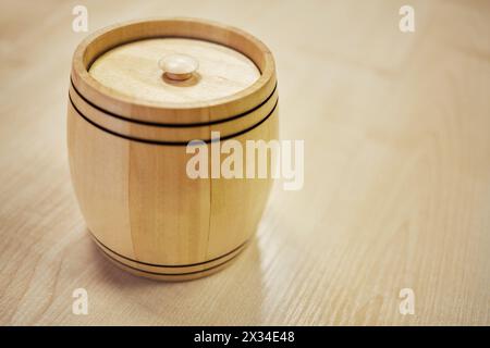 Botte di legno souvenir su superficie di legno. Foto Stock