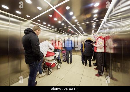 MOSCA, RUSSIA - 2 aprile 2016: Cabina ascensore con passeggeri nel centro commerciale Aviapark presso il viale Hodynskiy. Foto Stock