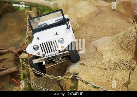 MOSCA, RUSSIA - APR 02, 2016: Il modello giocattolo di auto ha un incidente su una strada rocciosa di montagna nella zona ricreativa Arena del centro commerciale Aviapark. Aviapar Foto Stock