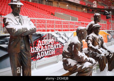 MOSCA - 25 dicembre 2014: Monumento ai fratelli Starostin nello stadio Spartak durante le nevicate. Il nuovo stadio è incluso nell'elenco degli oggetti per i giochi che saranno Foto Stock