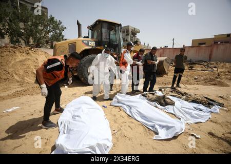 Khan Younis, Gaza. 24 aprile 2024. Le squadre di difesa civile continuano a rimuovere i corpi smembrati e smembrati dei palestinesi che hanno perso la vita dopo gli attacchi israeliani a Khan Yunis nella parte meridionale di Gaza, mercoledì 24 aprile 2024. Le Nazioni Unite hanno chiesto un’indagine “indipendente, efficace e trasparente” sulla scoperta di fosse comuni in due ospedali di Gaza che quest’anno sono stati assediati e saccheggiati dalle truppe israeliane. La scoperta venne dopo che le truppe israeliane lasciarono Khan Yunis. Foto di Ismael Mohamad/UPI credito: UPI/Alamy Live News Foto Stock