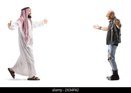 L'uomo arabo saudita nella veste tradizionale incontra un punk isolato su sfondo bianco, concetto di diversità Foto Stock