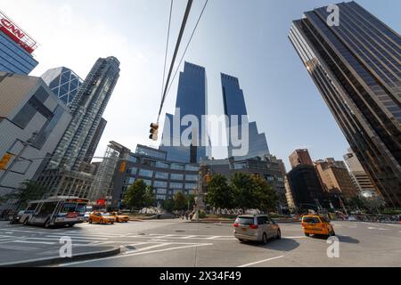 NEW YORK - 22 agosto 2014: Fontane e monumenti al Columbus Circle Foto Stock