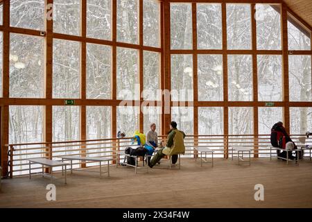 REGIONE DI MOSCA, RUSSIA - dicembre 28, 2014: La gente si riposa in una casa di legno al complesso sportivo Stepanovo. Il complesso sportivo Stepanovo si trova a 50 km da Mos Foto Stock