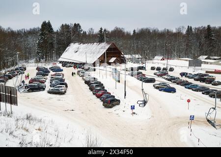 REGIONE DI MOSCA, RUSSIA - 28 dicembre 2014: Parcheggio e chalet presso il complesso sportivo Stepanovo. Il complesso sportivo Stepanovo si trova a 50 km da Mosca. Foto Stock