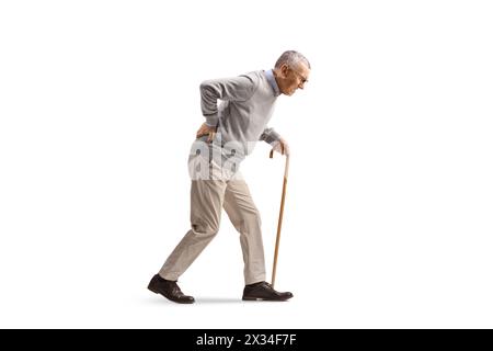 Immagine a tutta lunghezza di un uomo anziano che cammina con la schiena piegata isolata su sfondo bianco Foto Stock