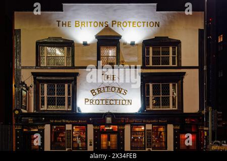Manchester, Regno Unito, The Britons Protection, facciata del pub tradizionale inglese Ale and Whiskey. Foto Stock