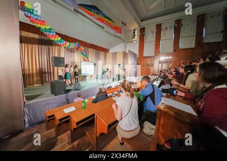 MOSCA, RUSSIA - 06 giugno 2014: Gruppo di studenti che guardano le esibizioni seduti in una grande sala il giorno della fisica 2014 all'Università Statale di Mosca Foto Stock