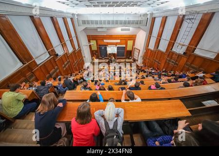 MOSCA, RUSSIA - 06 giugno 2014: Gruppo di studenti che ascoltano lezioni e guardano in pubblico all'Università statale di Mosca. Foto Stock