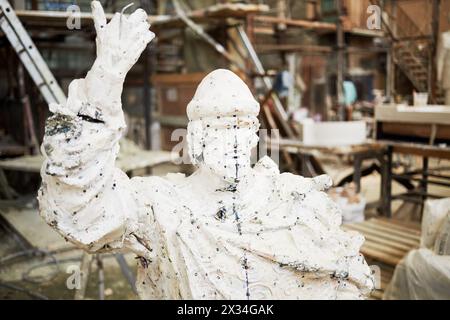 RUSSIA, MOSCA - 28 MAGGIO 2015: Prototipo funzionante di scultura a St. Principe Vladimir nella bottega dello scultore Salavat Shcherbakov. Il monumento sarà Foto Stock