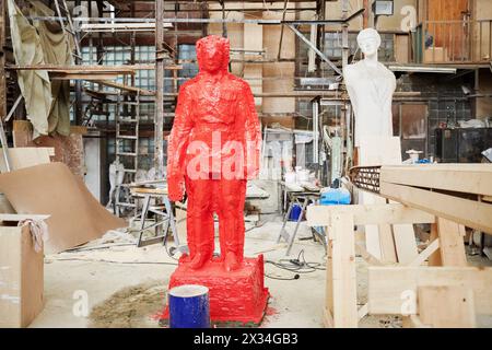 RUSSIA, MOSCA - 28 MAGGIO 2015: Scultura in argilla ricoperta da gomma siliconica rossa nella bottega dello scultore Salavat Shcherbakov. E' uno degli stadi o. Foto Stock