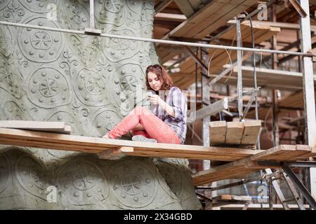 RUSSIA, MOSCA - 28 MAGGIO 2015: Scultrice femminile alla scultura di argilla aound a St Il principe Vladimir durante la fabbricazione nel laboratorio di Sal Foto Stock