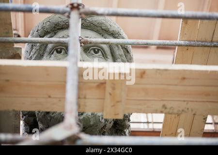 RUSSIA, MOSCA - 28 MAGGIO 2015: Impalcature e frammenti di testa di argilla scultura a St. Principe Vladimir durante la fabbricazione nel laboratorio di scultura Foto Stock